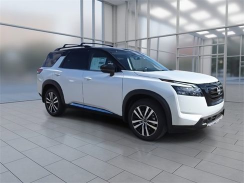 New 2025 Nissan Pathfinder Platinum image 2