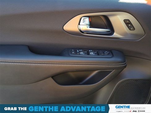 New 2026 Chrysler Pacifica Select image 10