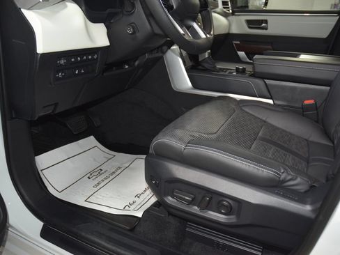 Used 2025 Toyota Sequoia Capstone AWD/4WD image 42