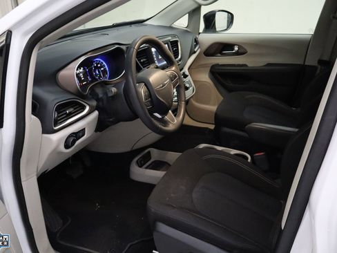 Used 2024 Chrysler Voyager LX image 23