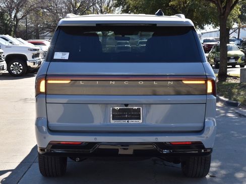 New 2025 Lincoln Navigator Reserve w/ Jet Appearance Package image 8