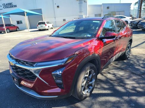 Used 2025 Chevrolet Trax LT w/ LT Convenience Package image 2