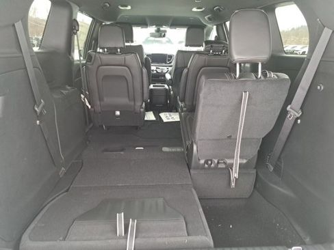 New 2026 Chrysler Pacifica Select image 12