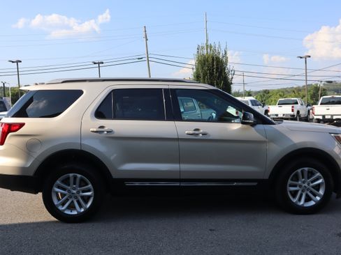 Used 2017 Ford Explorer XLT FWD image 6