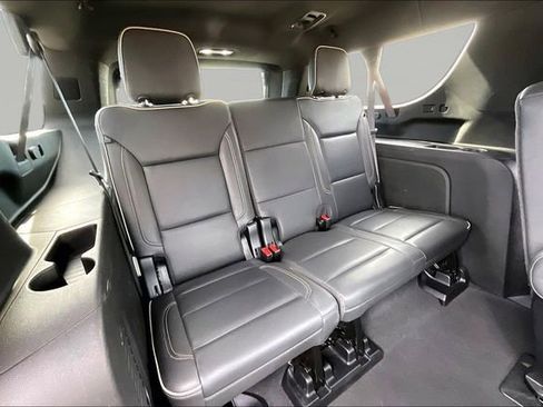 Used 2024 Chevrolet Suburban Premier image 18