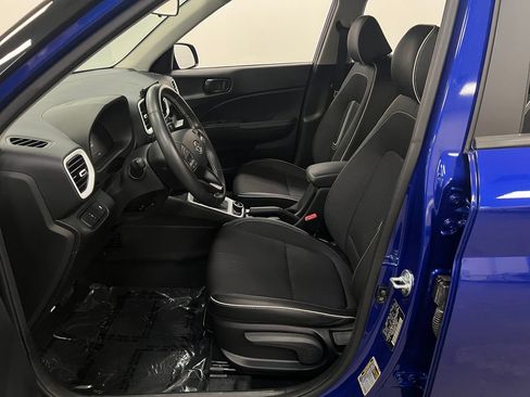 Used 2025 Hyundai Venue Limited FWD image 11