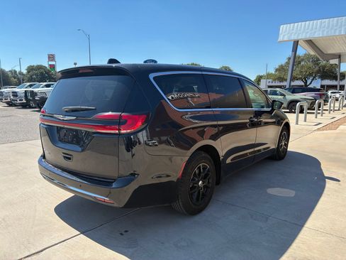 Used 2024 Chrysler Pacifica Touring-L FWD image 11