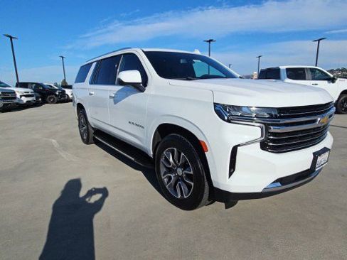 Used 2021 Chevrolet Suburban LT w/ LT Signature Plus Package RWD image 2