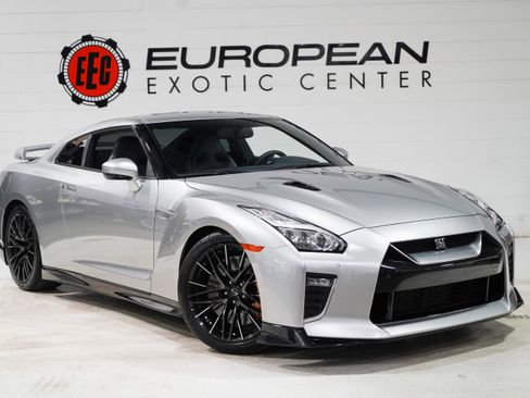 Used 2020 Nissan GT-R Premium AWD/4WD image 1