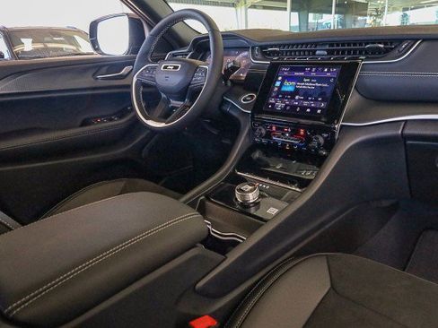 New 2025 Jeep Grand Cherokee L Laredo image 37