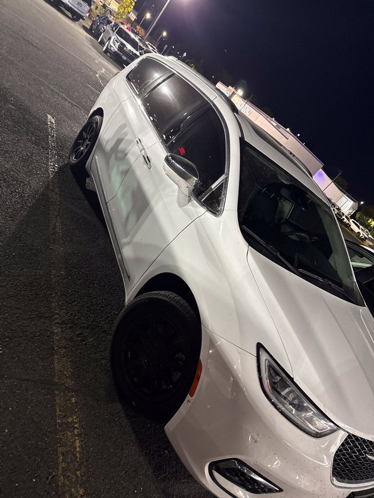 Used 2022 Chrysler Pacifica Limited AWD/4WD image 2