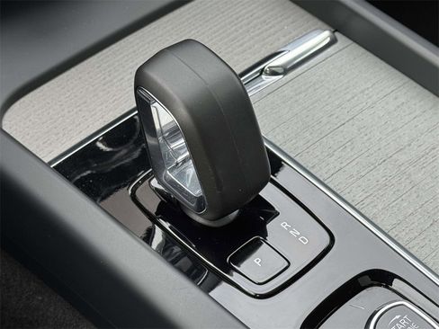 Certified 2025 Volvo XC60 B5 Plus image 27