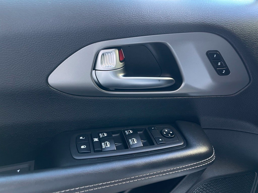 Used 2025 Chrysler Pacifica Select FWD image 8