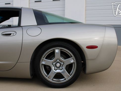 Used 1998 Chevrolet Corvette Coupe w/ Performance Handling Pkg image 36