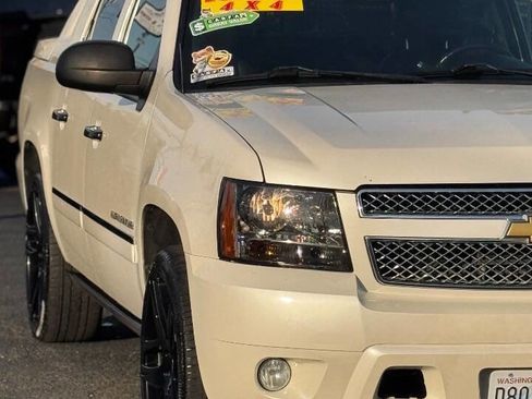 Used 2013 Chevrolet Avalanche LTZ image 10