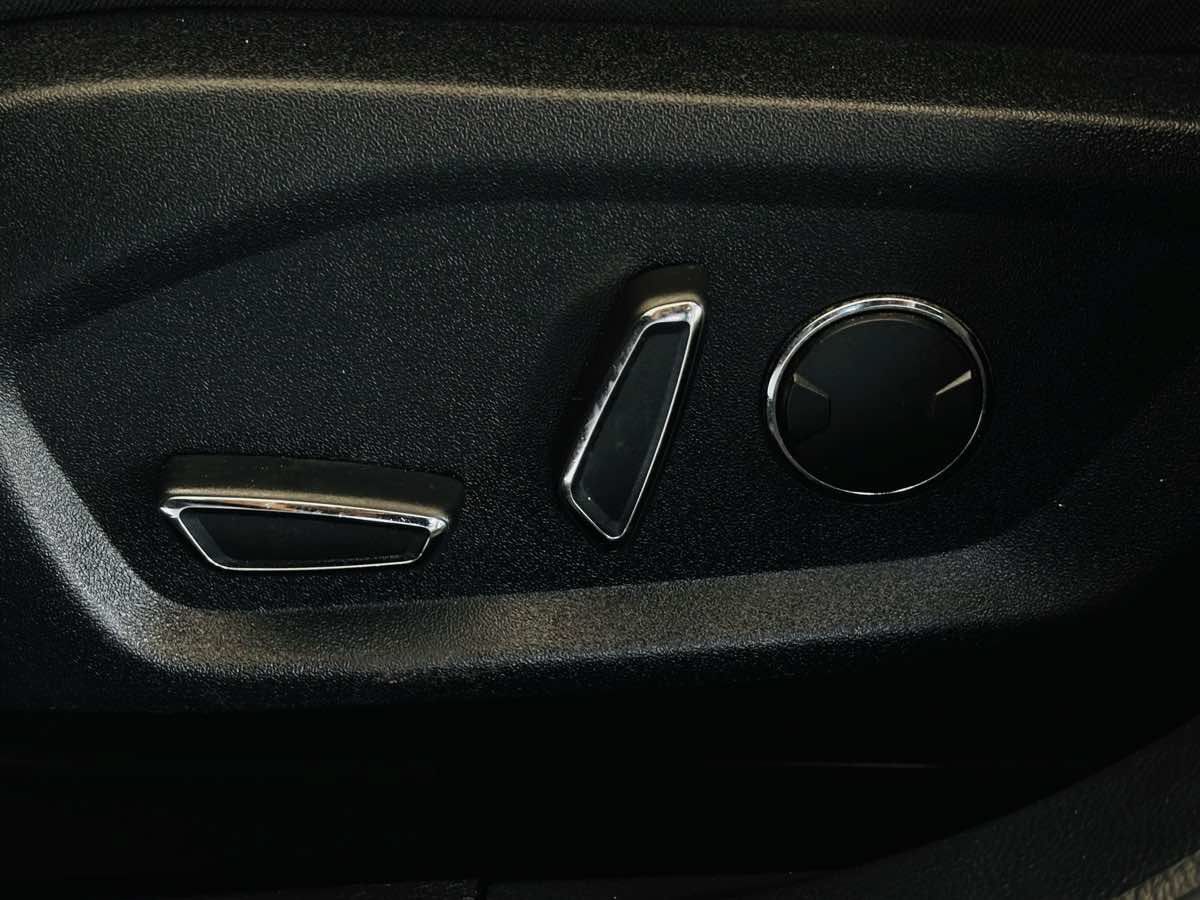 Used 2018 Ford Fusion SE w/ Fusion SE Technology Package FWD image 27