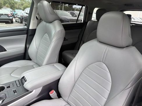 Used 2022 Toyota Highlander XLE FWD image 11
