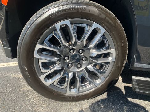Used 2023 GMC Yukon Denali Ultimate AWD/4WD image 9