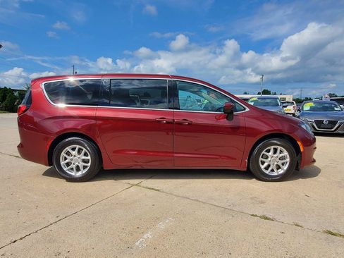 Used 2017 Chrysler Pacifica Touring FWD image 4