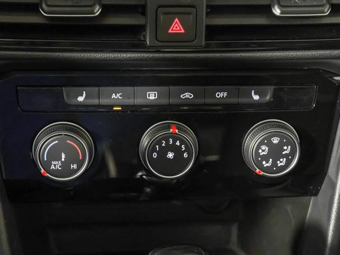 Used 2023 Volkswagen Taos SE w/ Panoramic Sunroof Package AWD/4WD image 32