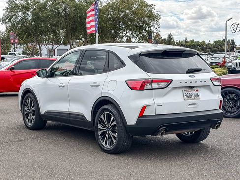 Used 2022 Ford Escape SE w/ SE Sport Appearance Package FWD image 2