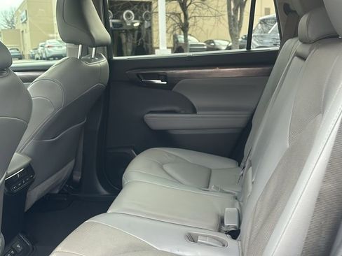 Used 2021 Toyota Highlander Limited image 29