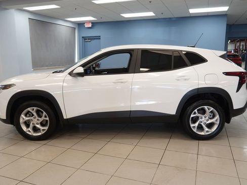 Used 2024 Chevrolet Trax LS w/ LS Convenience Package image 2