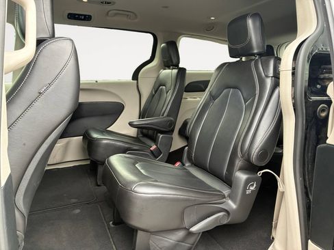 Used 2024 Chrysler Pacifica Touring-L FWD image 13