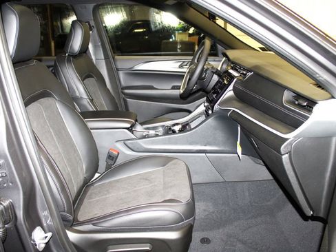 New 2025 Jeep Grand Cherokee Laredo image 30