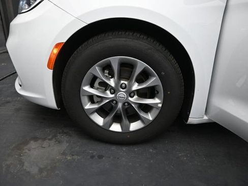 Used 2026 Chrysler Pacifica Limited FWD image 41
