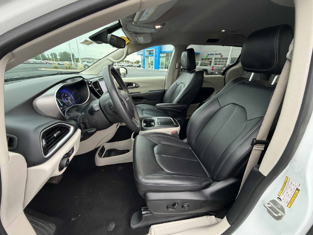 Used 2024 Chrysler Pacifica Touring-L FWD image 18