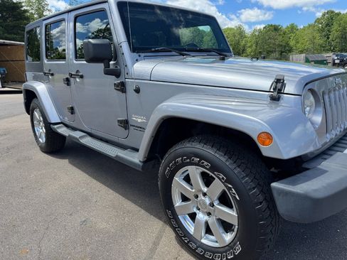Used 2014 Jeep Wrangler Unlimited Sahara w/ Connectivity Group AWD/4WD image 12