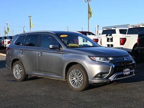 Used 2022 Mitsubishi Outlander 4WD Plug-In Hybrid image 2