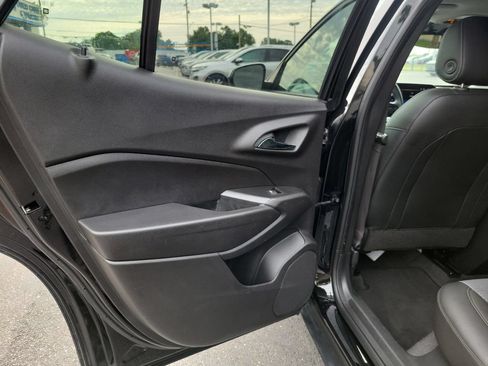 Used 2025 Chevrolet Trax LT FWD image 17