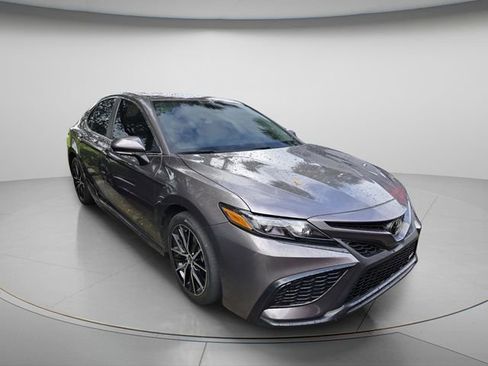 Used 2024 Toyota Camry SE FWD image 3