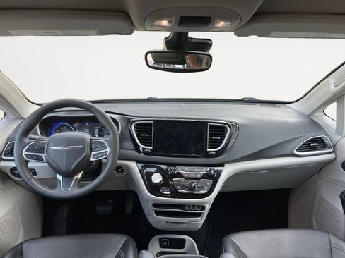 Used 2024 Chrysler Pacifica Touring-L FWD image 10