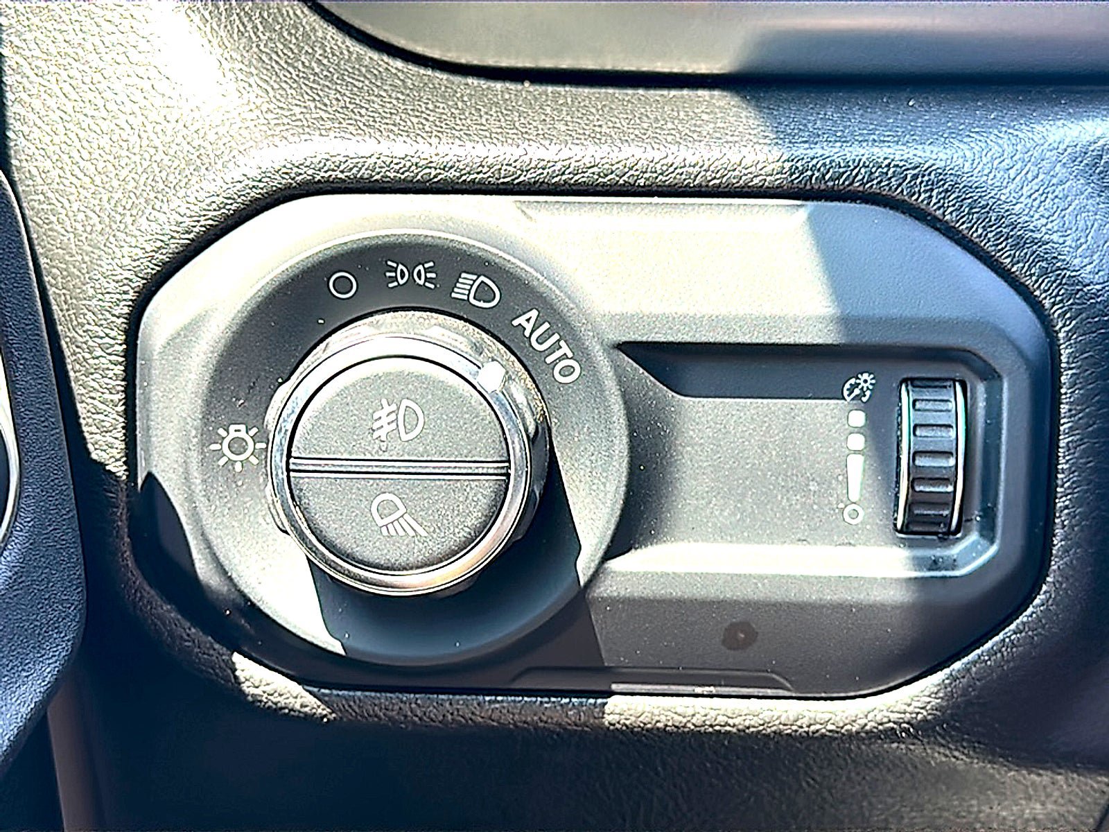 Used 2023 Jeep Gladiator Sport AWD/4WD image 37