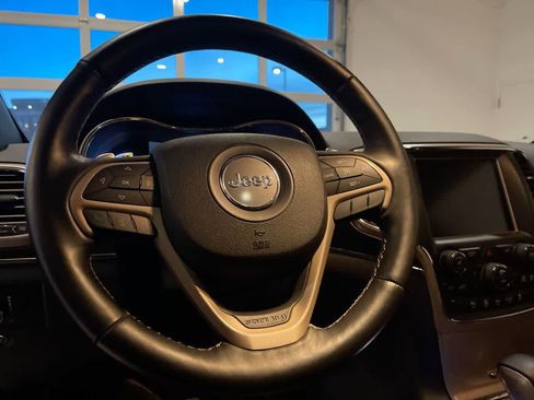 Used 2017 Jeep Grand Cherokee Limited image 14