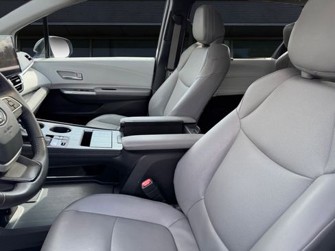Used 2025 Toyota Sienna XLE image 2