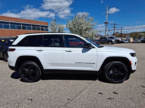 Used 2023 Jeep Grand Cherokee Altitude image 5