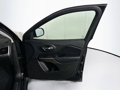 Used 2021 Jeep Cherokee Limited image 32