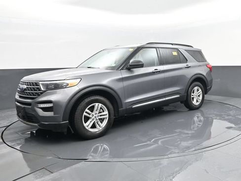 Used 2022 Ford Explorer XLT w/ Equipment Group 202A AWD/4WD image 2