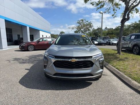 Used 2025 Chevrolet Trax LT w/ Driver Confidence Package FWD image 2