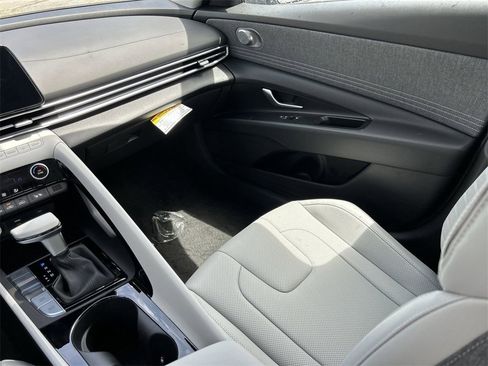 New 2025 Hyundai Elantra Limited image 6