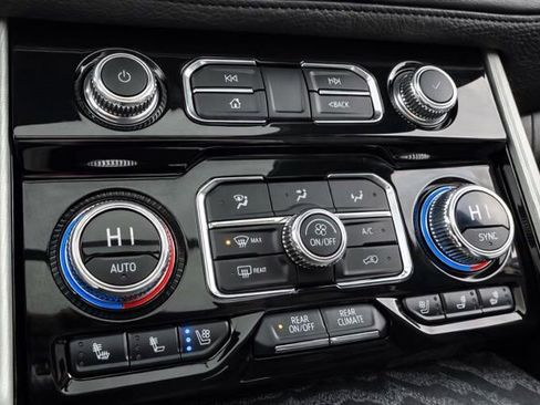 Used 2021 GMC Yukon XL Denali w/ Denali Premium Package image 29