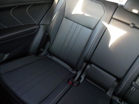 Used 2022 Volkswagen Tiguan SE image 12