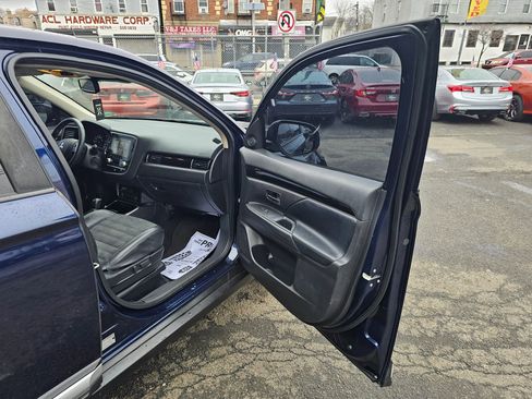 Used 2020 Mitsubishi Outlander LE image 11