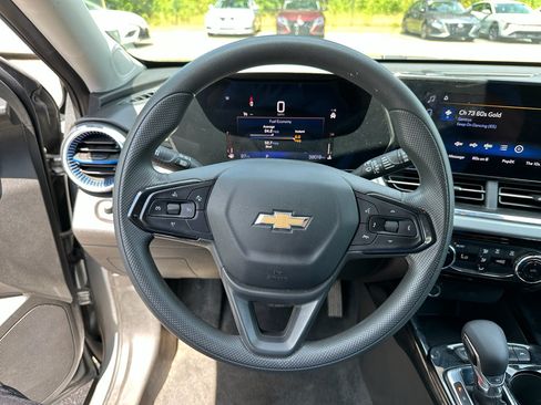 Used 2025 Chevrolet Trax LT FWD image 17