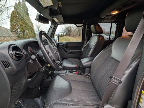 Used 2016 Jeep Wrangler Unlimited Sahara image 10