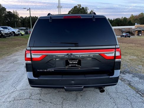 Used 2017 Lincoln Navigator L Select image 9